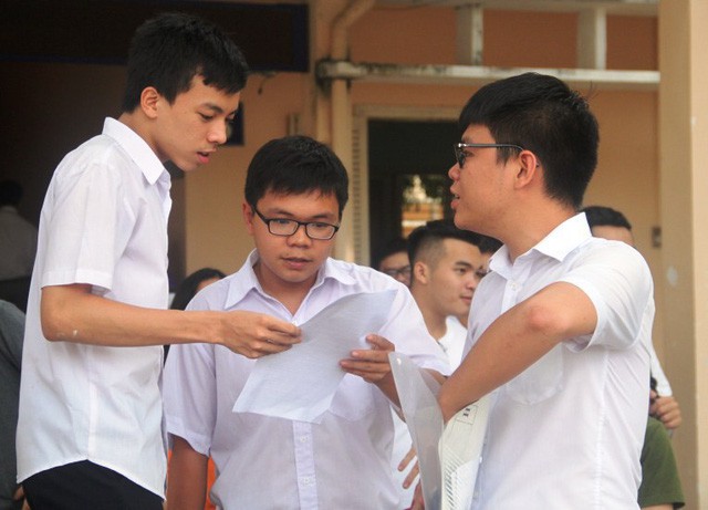 Thí sinh bàn luận sau buổi thi Ngoại ngữ. (Ảnh: Doãn Công)