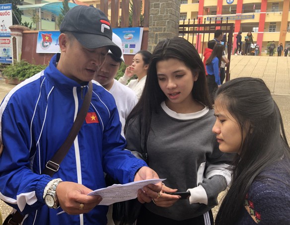 Thí sinh xem lại bài sau buổi thi. (Ảnh: Ngọc Hà)